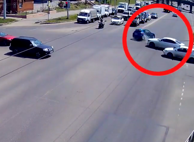 На улице Циолковского столкнулись две иномарки (видео)
