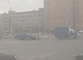 В центре Рязани столкнулись грузовик и Lexus