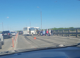 На Солотчинском мосту автобус влетел в отбойник