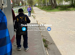 В Рязани подростки кидали камни в людей на остановке