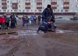 В центре Солнечногорска двое детей увязли в грязи