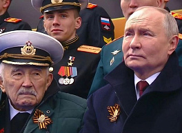На параде рядом с Путиным заметили легендарного рязанского бойца «Струну»