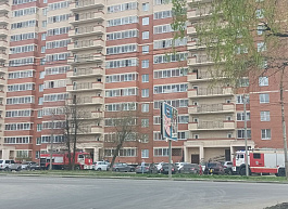 К многоэтажке на Михайловском шоссе прибыли пожарные расчеты