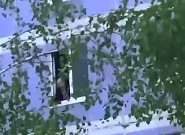 На улице Электрозаводской женщина выбрасывала из окна тяжелые предметы