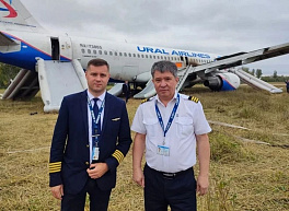Пилот, посадивший самолет в поле под Новосибирском, вынужден работать грузчиком
