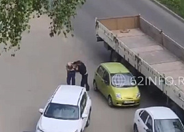 В Дашково-Песочне водитель грузовика подрался с пожилым мужчиной