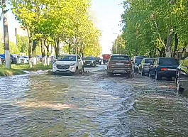 На проезде Шабулина затопило дорогу