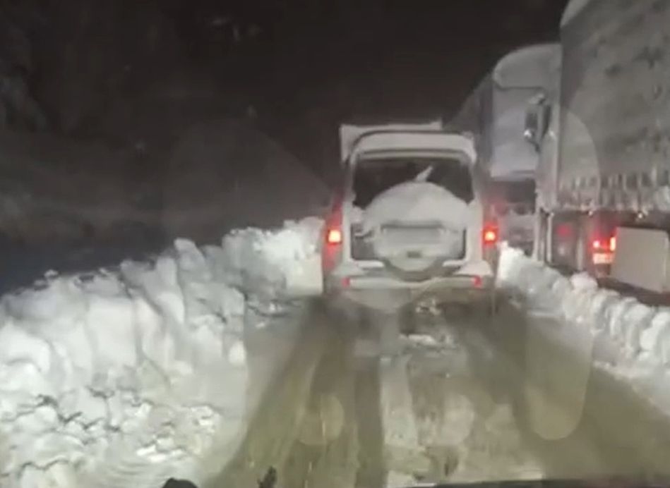 Свердловскую область накрыло аномальным снегопадом