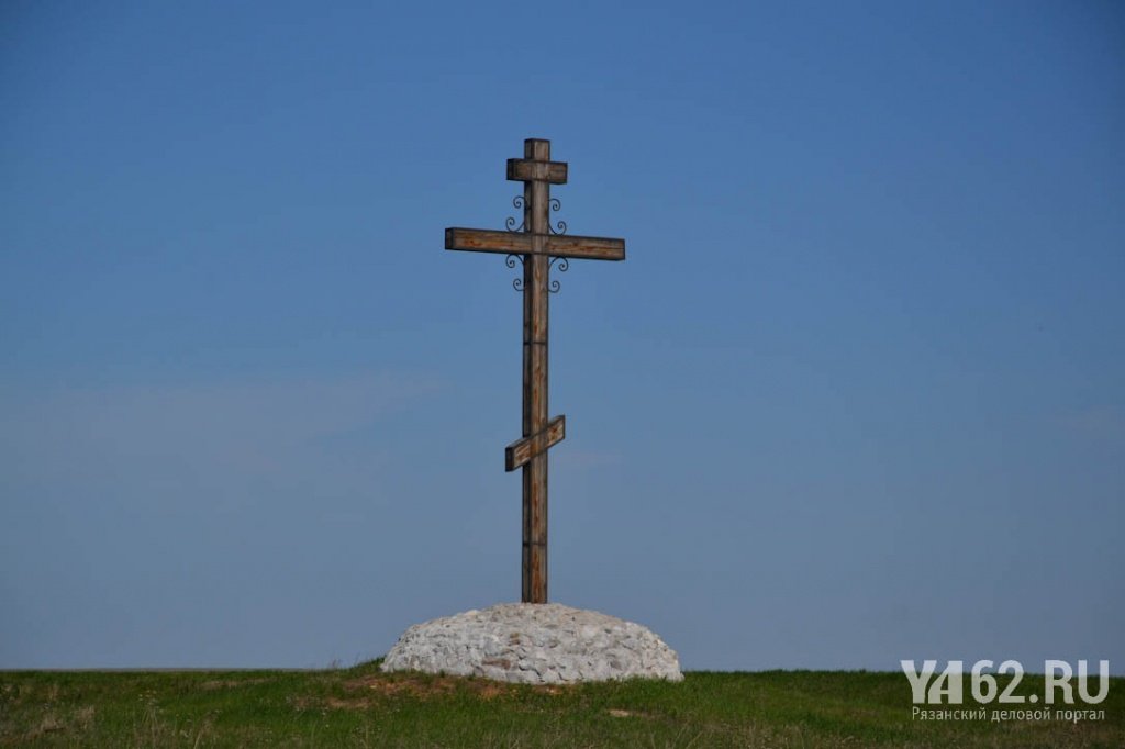Крест у дороги Захаровского городища.jpg