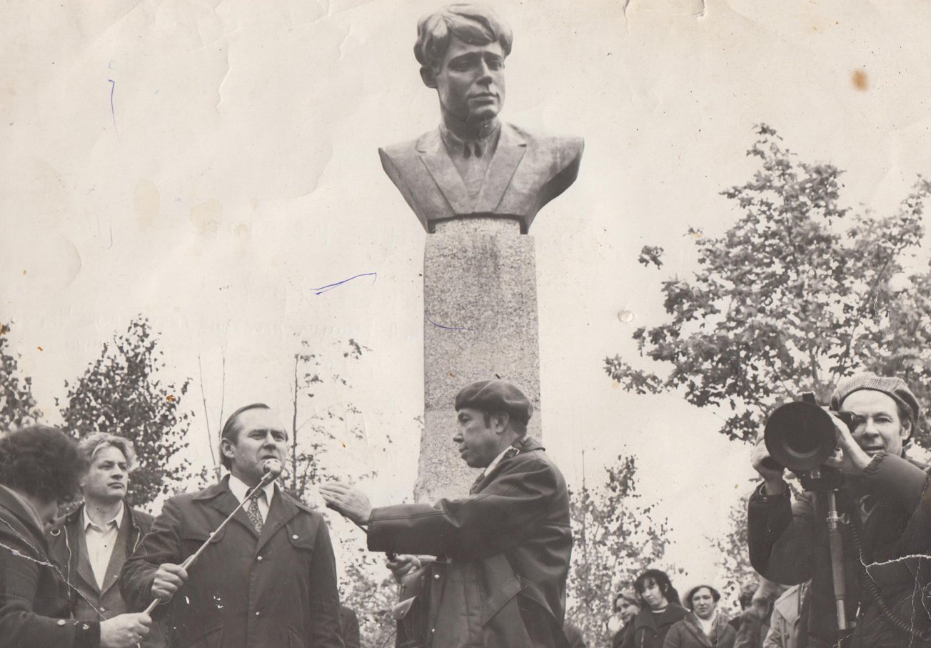 Фото 1 3 октября 1980 года У бюста Сергея Есенина работы скульптора Антонины Усаченко.jpg
