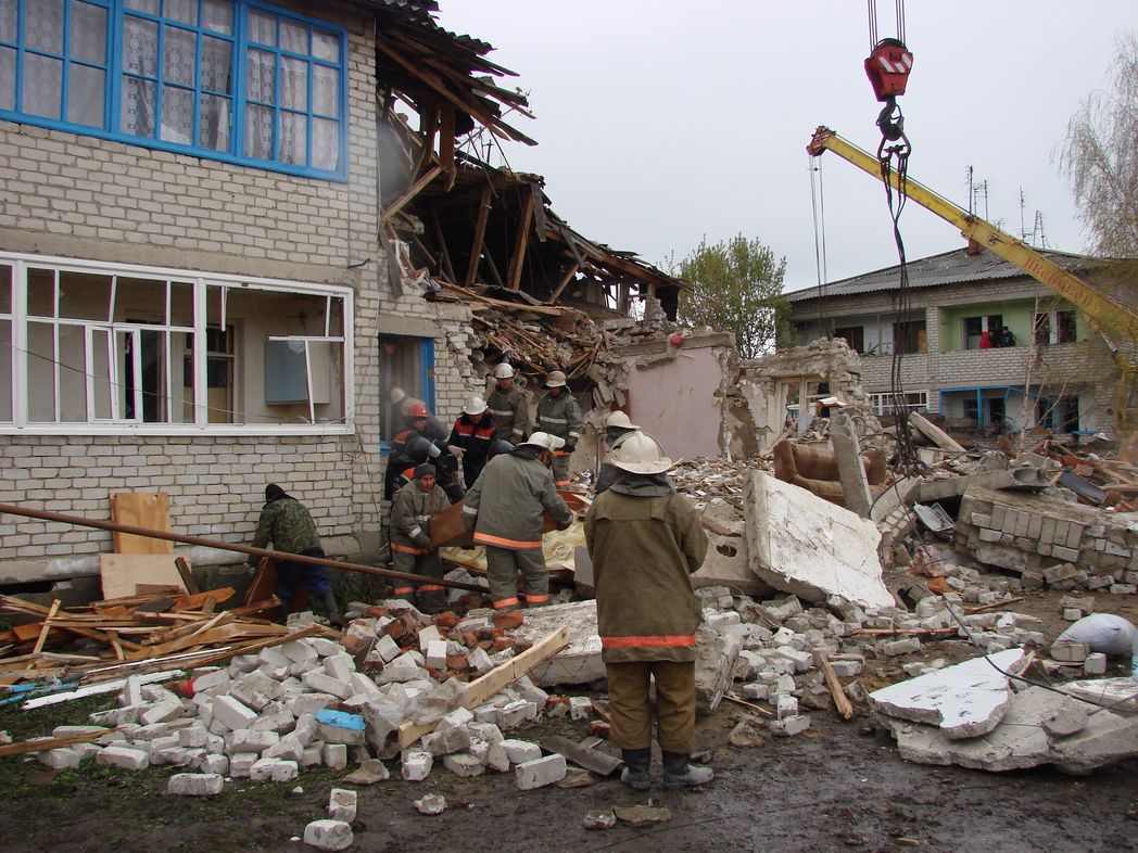Фото 5 Спасатели работают в рухнувшем доме.JPG