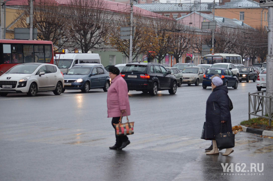 Фото 4 пенсионерки на площади Ленина.JPG