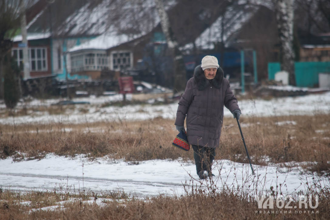 Фото 12 Местная жительница идет пешком по Рязани.JPG