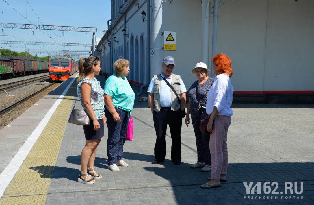Фото 1 Активисты Ряжска встречают на вокзале гостей города.JPG