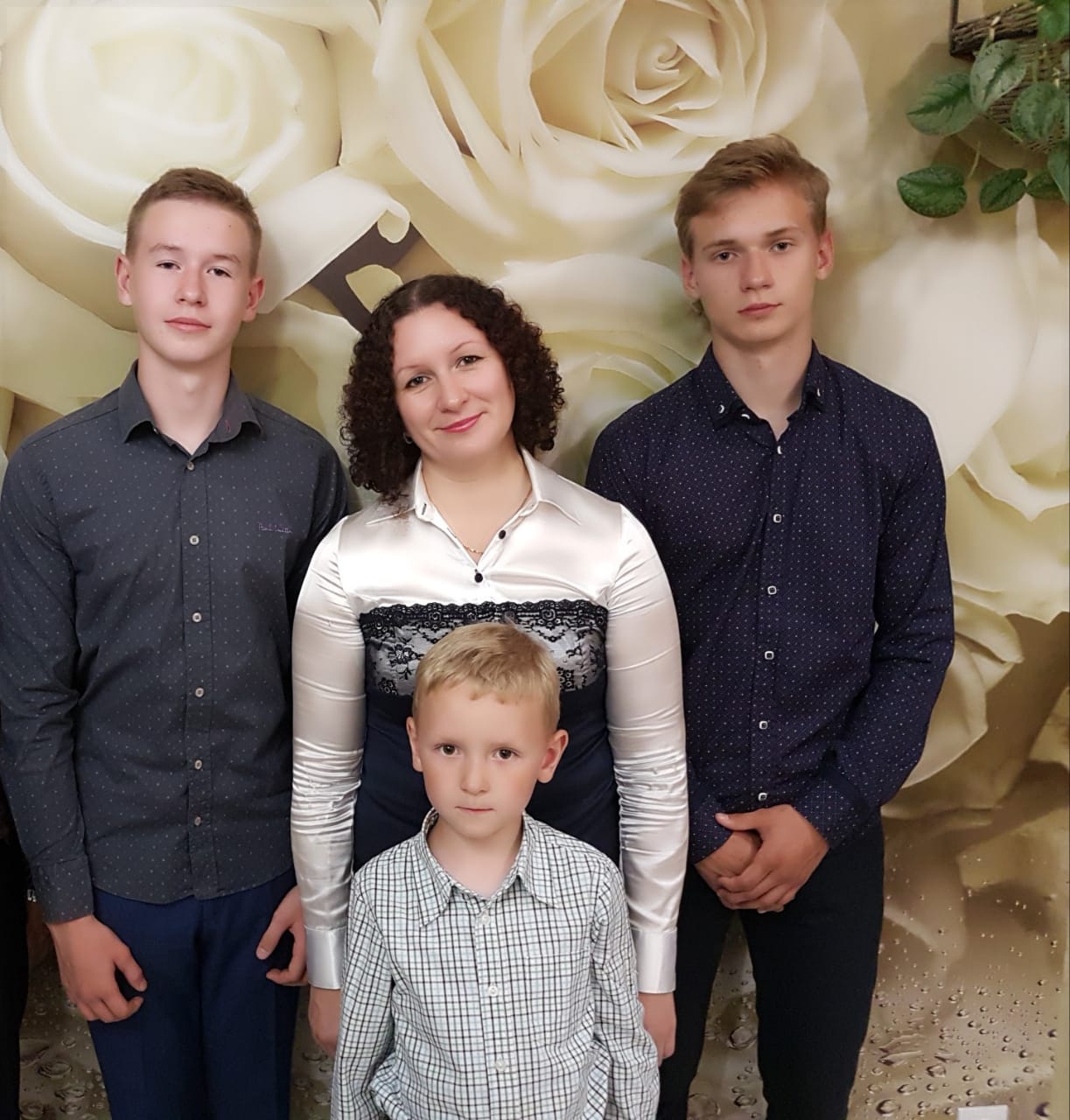Фото 4 Наталья Тюрина с сыновьями.jpg