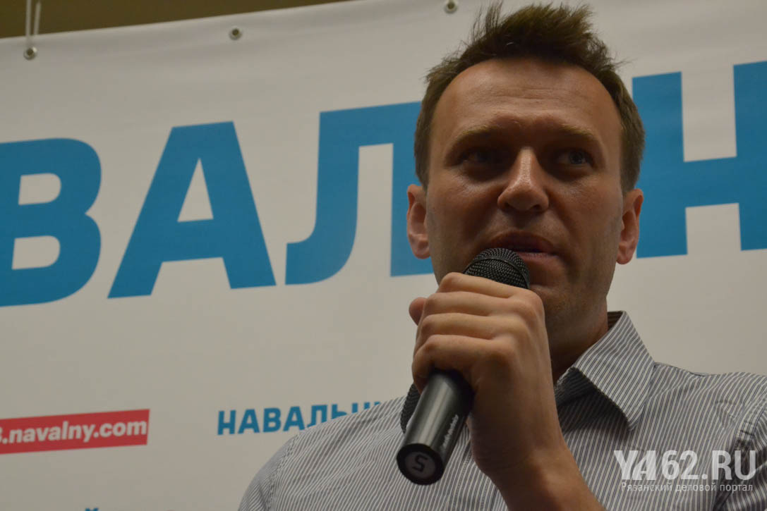 2 навальный выступает.jpg