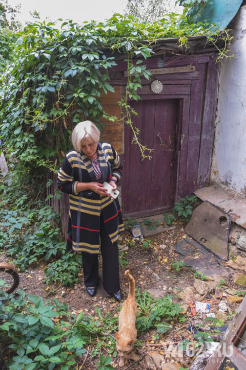 Фото 1 Светлана и кот показывают полисадник возле дома.JPG