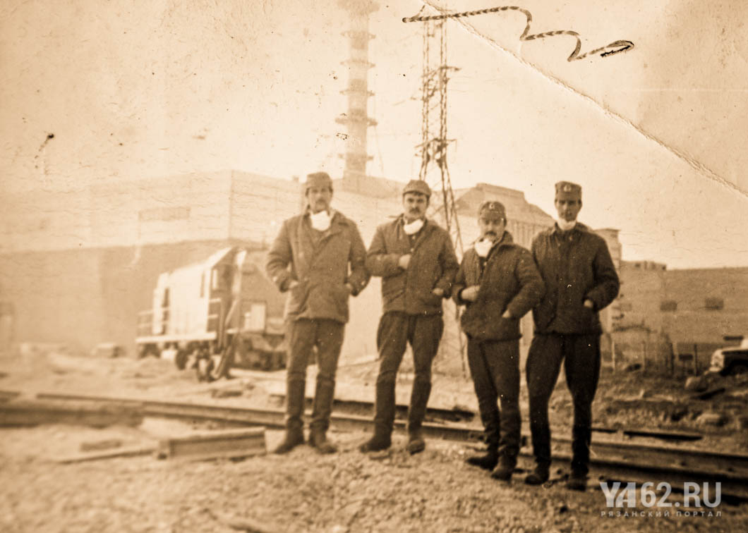 Фото 5 Ликвидаторы на фоне Чернобыльской АЭС.JPG