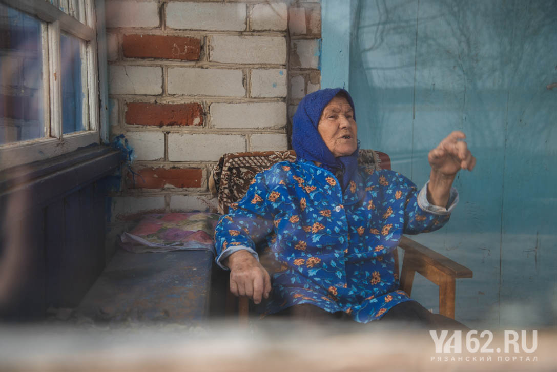 Фото 8 Жительница Заокского баба Катя рассказывает о разливах.JPG