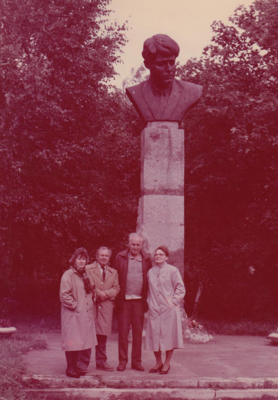 Фото 5 1972 год Владимир Астахов с посетителями.jpg