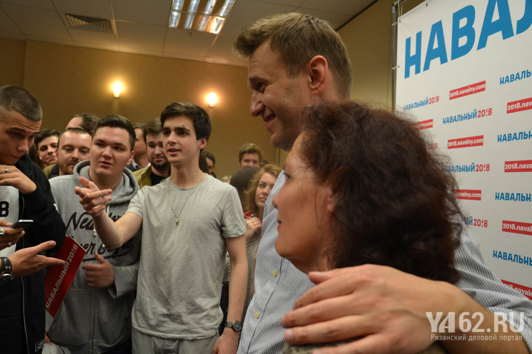 4 фотографируются с навальным.jpg