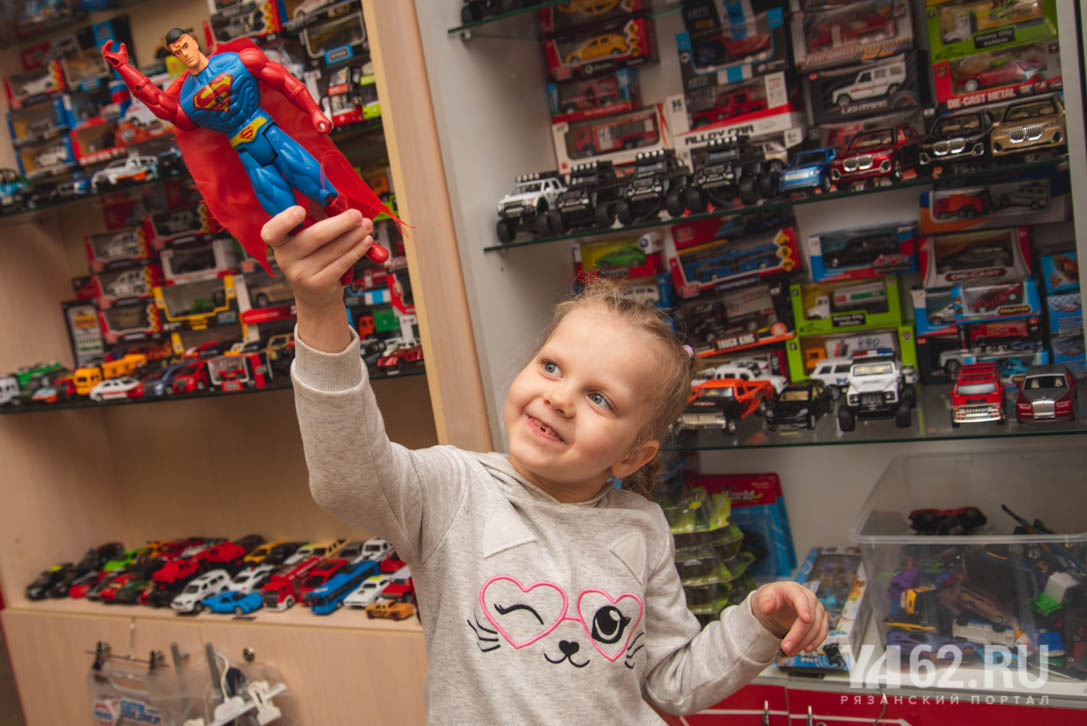 Фото 4 Ребенок с игрушкой в магазине Егорка.JPG