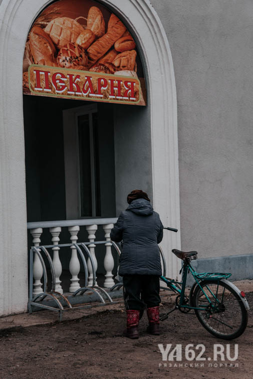Фото 12 Павелецкий хлеб и бабуля на велосипеде.JPG