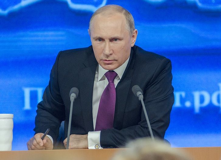 Путин подписал указ о повышении зарплат чиновникам