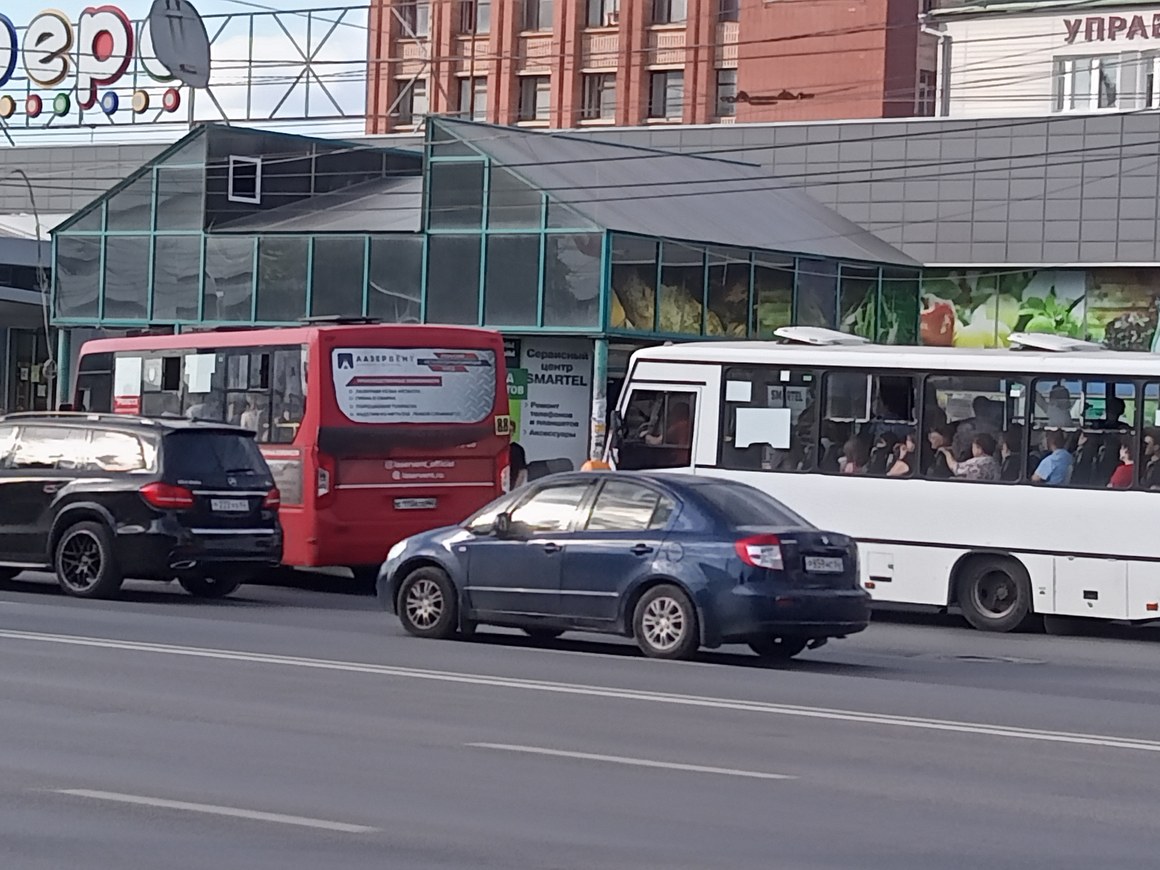 Биндли ул ленина 9 фото У остановки "Барс на Московском" два маршрутчика устроили разборки после ДТП