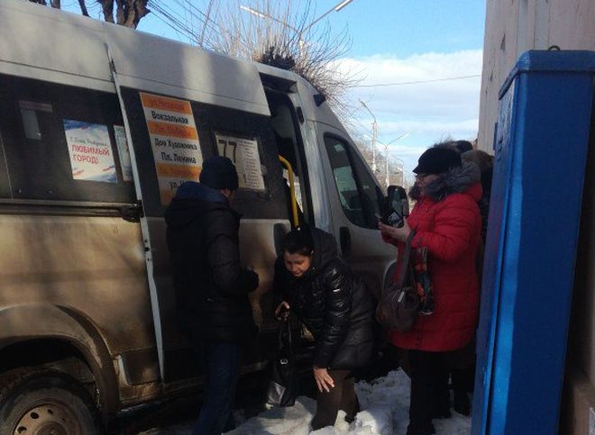 В ДТП с маршруткой на улице Новой пострадали три человека