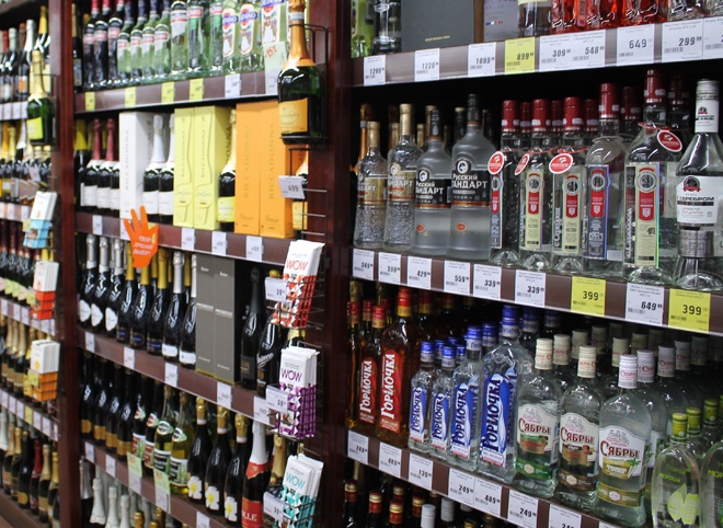 В России предложили запретить продавать алкоголь и сигареты покупателям с детьми