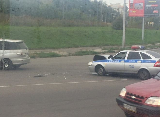 Фото: на Куйбышевском шоссе столкнулись минивэн и машина ДПС