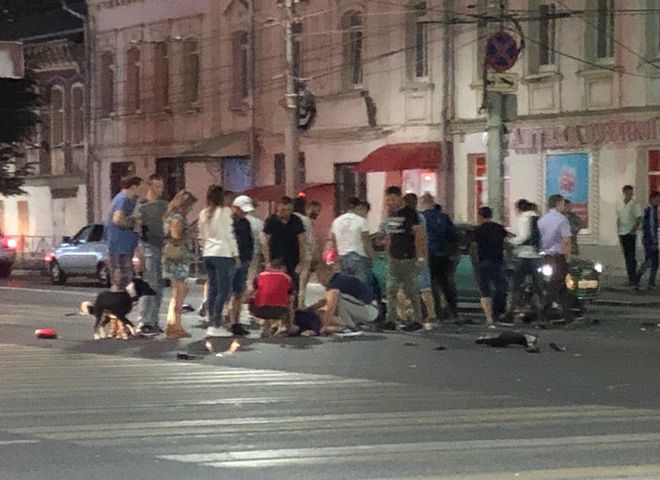 Соцсети: на площади Ленина мотоциклист влетел в легковушку