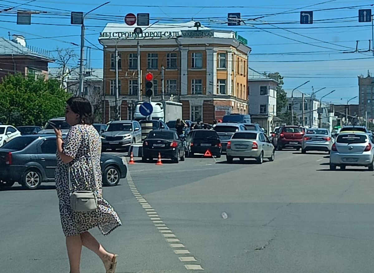 На путепроводе у Дома художника столкнулись четыре автомобиля