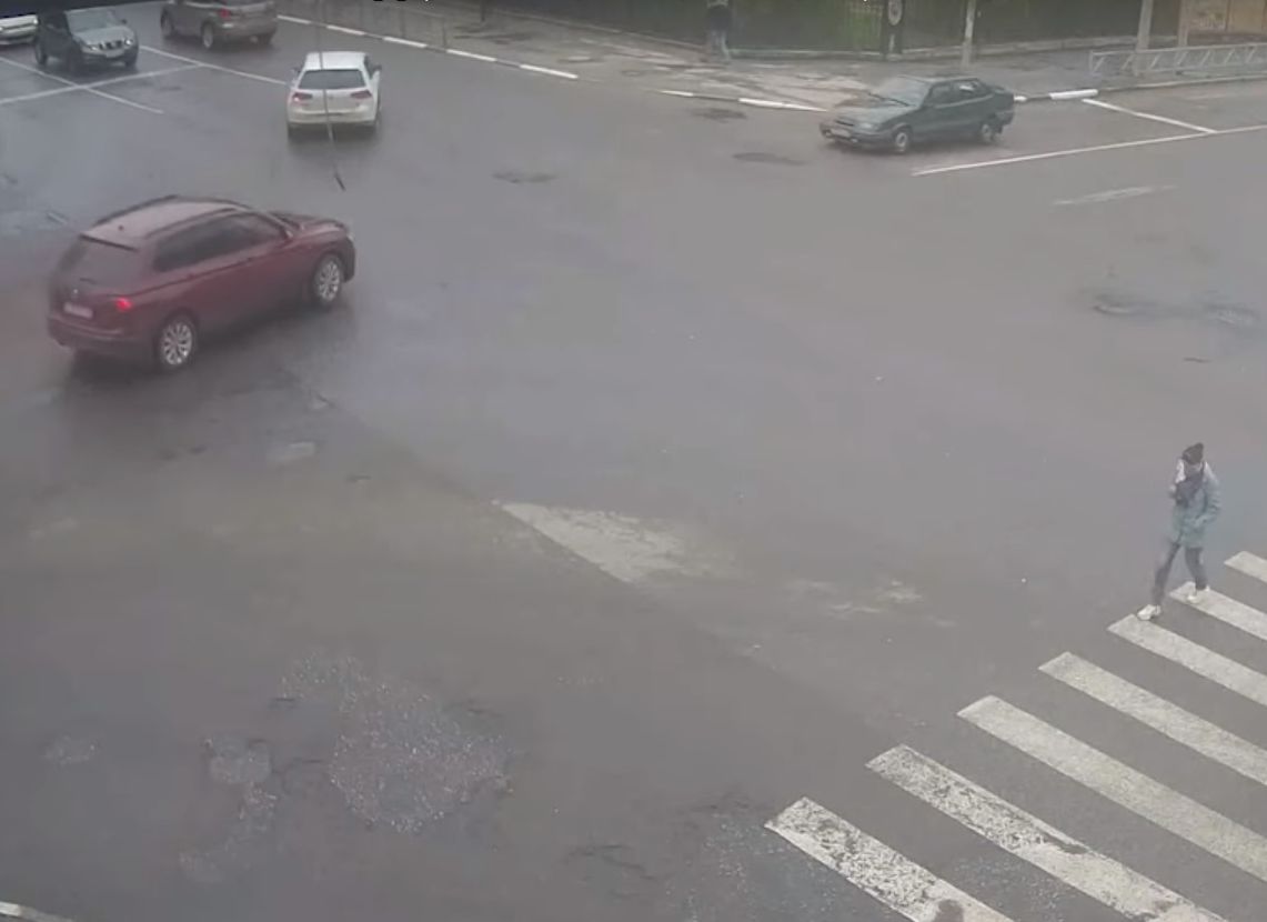 Момент ДТП с «пятнадцатой» и иномаркой на улице Каширина попал на видео