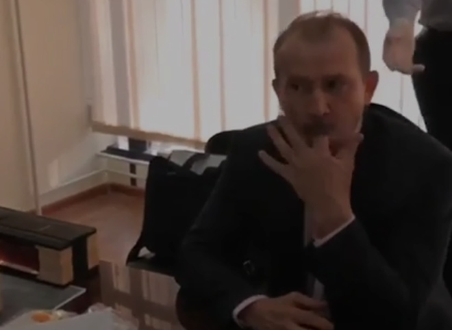 В Иркутской области арестованный чиновник съел улику на глазах у следователей