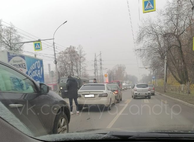 Куйбышевское шоссе встало в пробку из-за столкновения двух легковушек