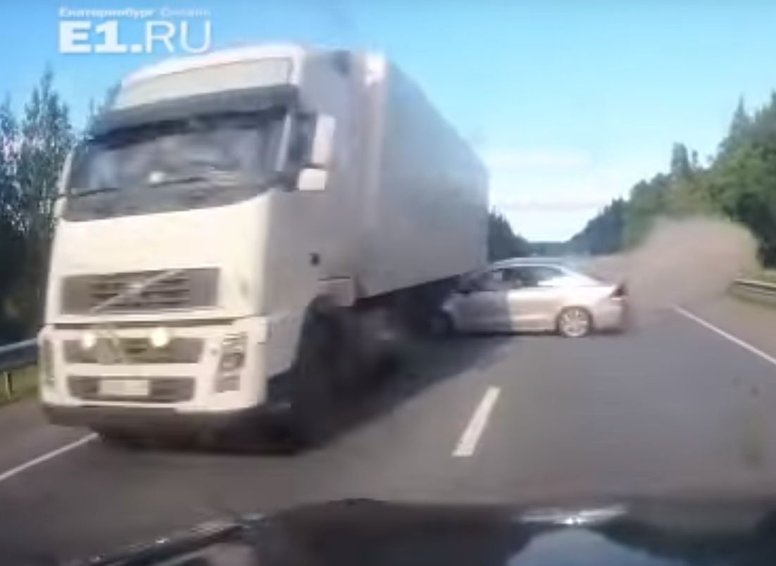 Авария, унесшая пять жизней под Екатеринбургом, попала на видео
