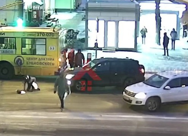 Жительница Ярославля не обратила внимания на сбивший ее автомобиль (видео)
