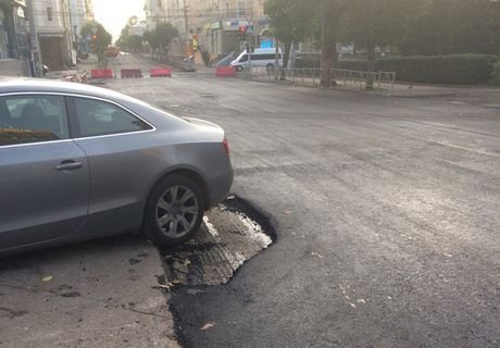 Припаркованный Audi помешал ремонту улицы Введенской