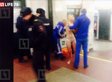 В петербургском метро задержали почти обнаженную женщину
