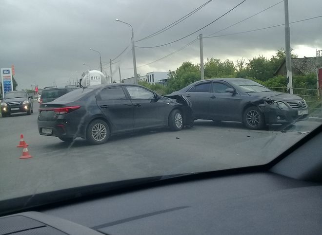 На Михайловском шоссе столкнулись две иномарки