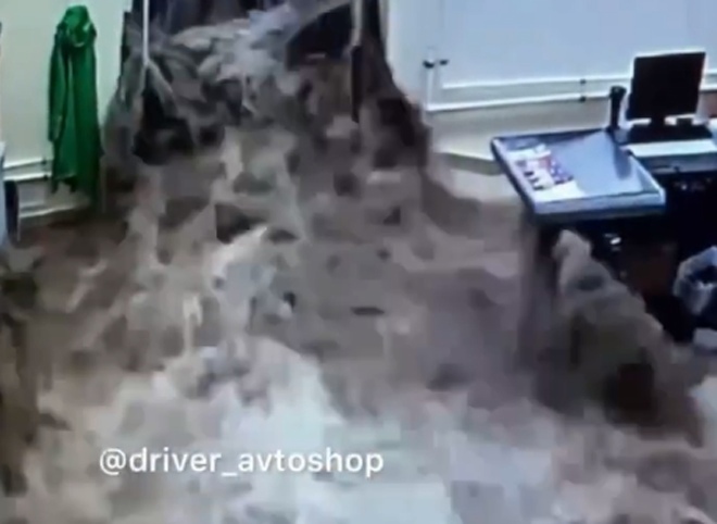 «Драйвер» опубликовал видео с моментом июньского затопления магазина