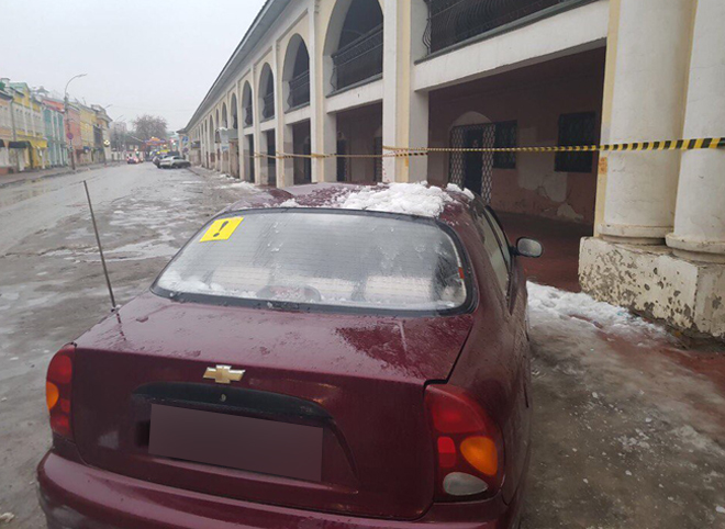В центре Рязани на автомобиль с крыши упала ледяная глыба