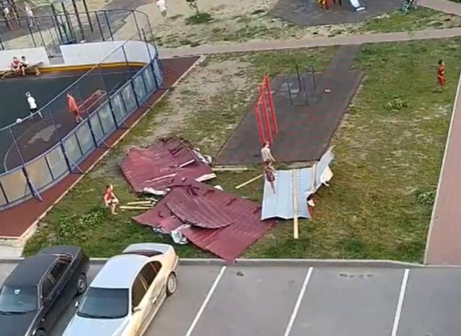 Видео: в рязанском ЖК дети играют на сорванной с дома крыше