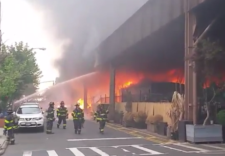 В метро в Нью-Йорке произошел сильный пожар (видео)