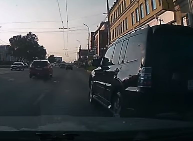 На Московском шоссе опасный маневр Mitsubishi привел к конфликту на дороге (видео)