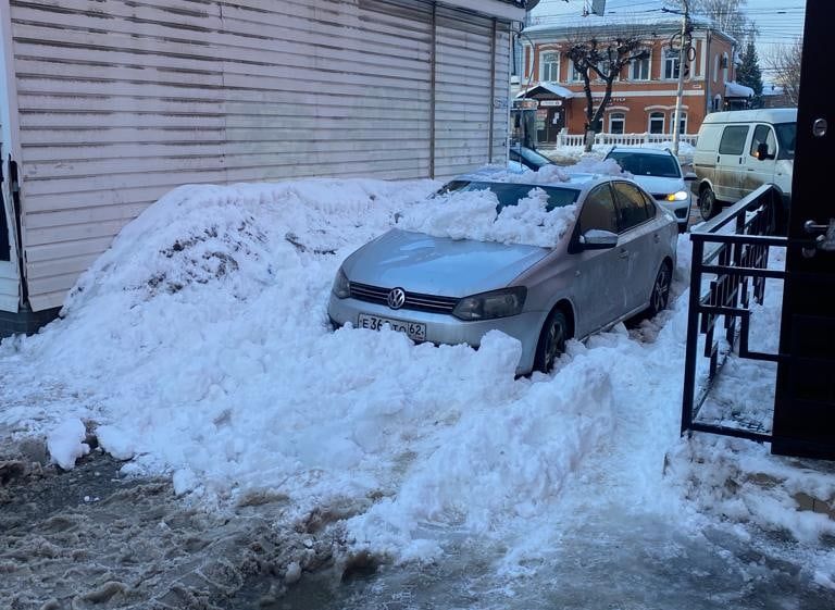 В рязани сошли. Снег упал на машину. Машина в сугробе фото. Сугробы снега в Рязани 2022. Машина в снегу фото.