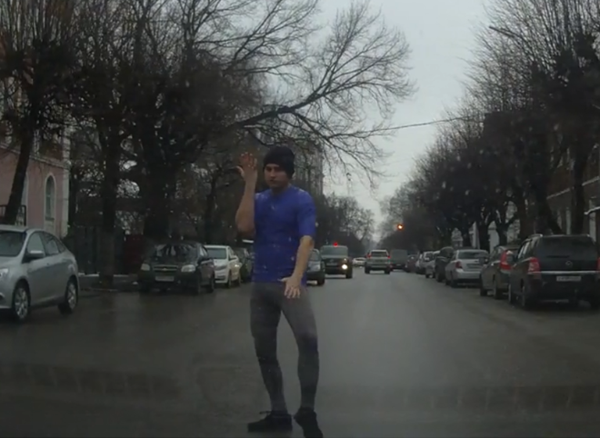 На улице Садовой «рязанский Брюс Ли» перекрыл дорогу водителям (видео)