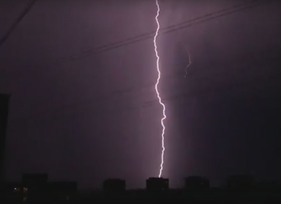 В Рязани сняли на видео «затяжную» молнию